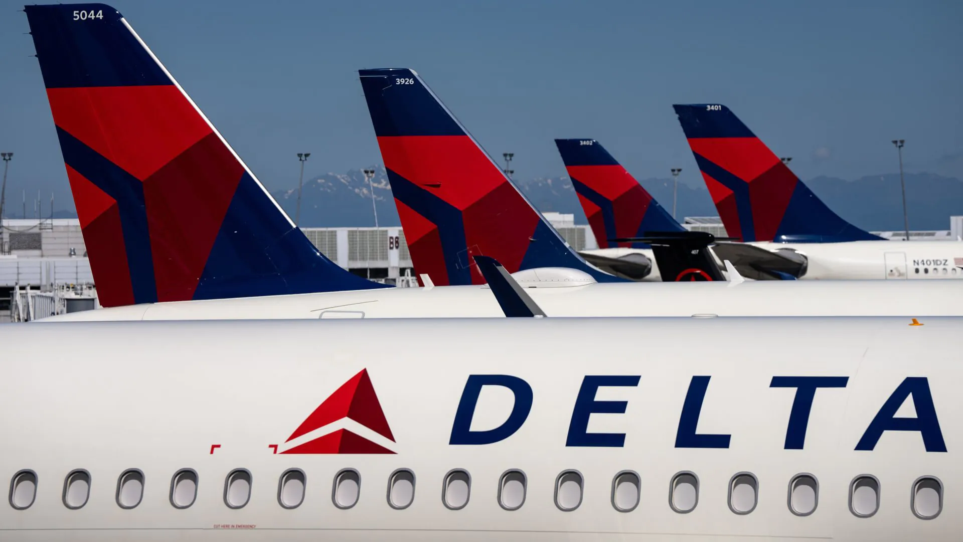 Delta stops hot meals on some flights citing caterer food safety issue