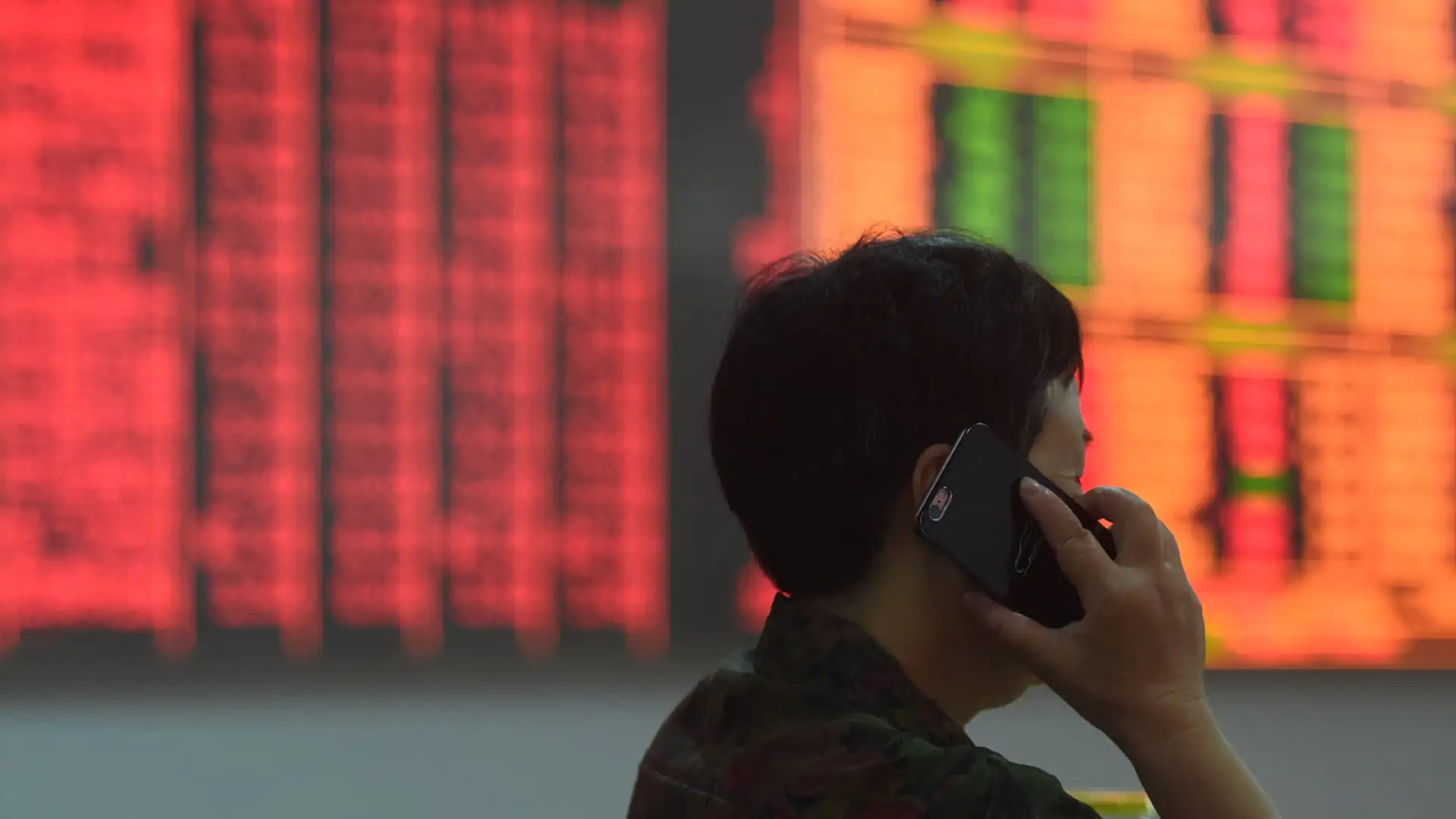 Hedge funds turn around on China, sell stocks in record numbers